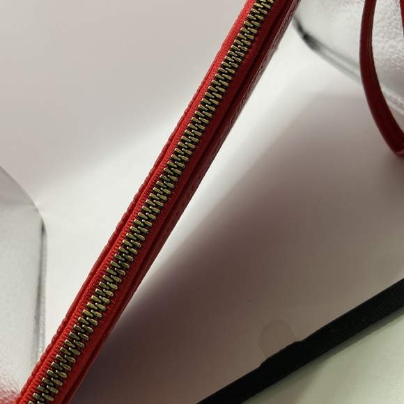 NWOT Juicy Couture Red with gold hardware Wristlet. - Picture 3 of 4